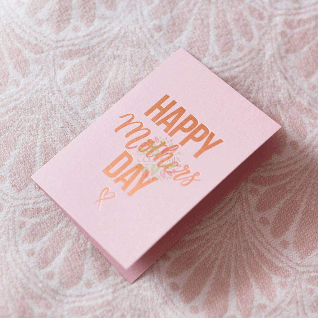 Розовая подарочная коробка ко Дню матери с золотой фольгой